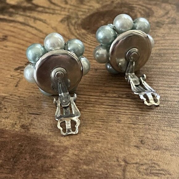 Vintage 1950s Icy Blue Faux Pearl Beaded Cluster Clip Earrings Mid Century Japan - Picture 12 of 12